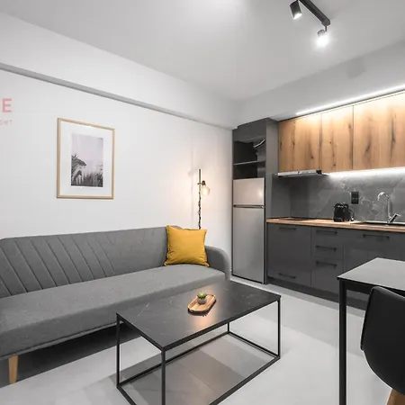Room8, Nilie Hospitality Mgmt * Salonic